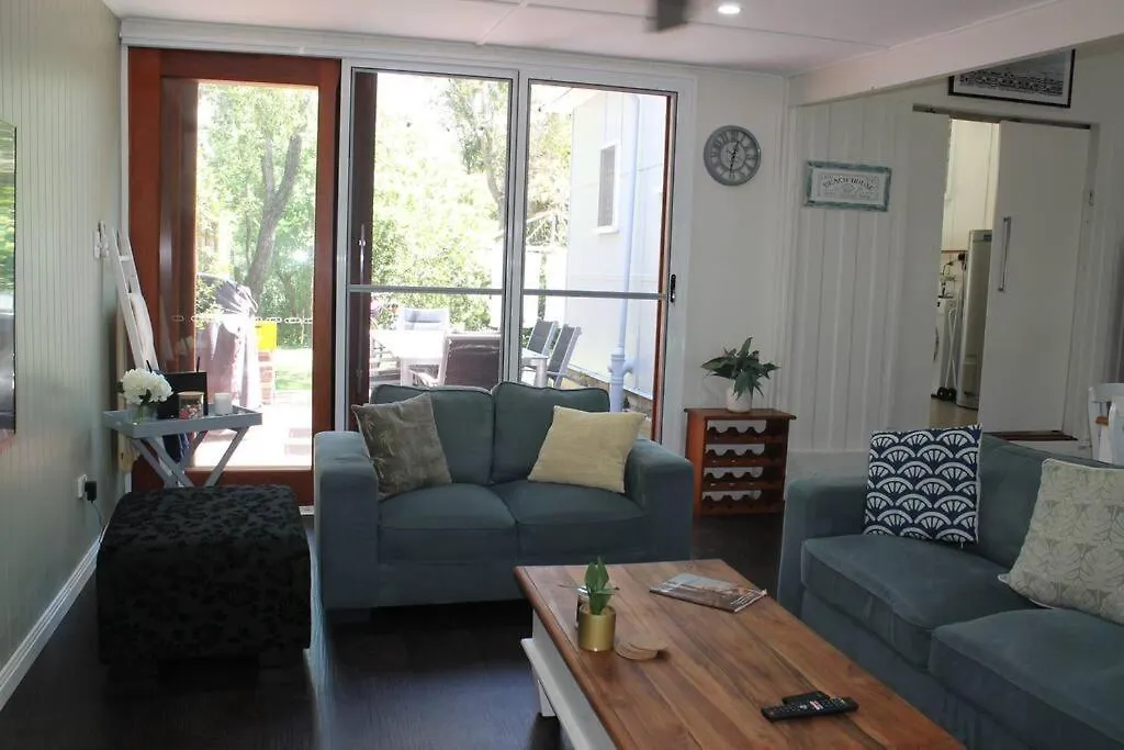 Holiday home Little Ray On Sunshine. Hamptons Style Beachhouse Woorim Australia
